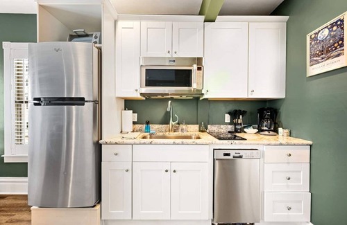 Sturgeon Bay Apartment | Corner Suite - Modern Comfort in the Heart of Downtown Sturgeon Bay