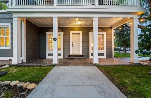 Sturgeon Bay Apartment | Corner Suite - Modern Comfort in the Heart of Downtown Sturgeon Bay