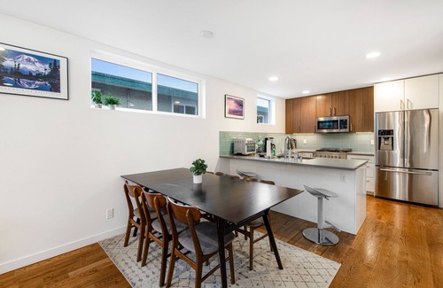 Fremont House | Corner Townhome with Rooftop Deck - Free WiFi & Washer/Dryer - Walker’s Paradise