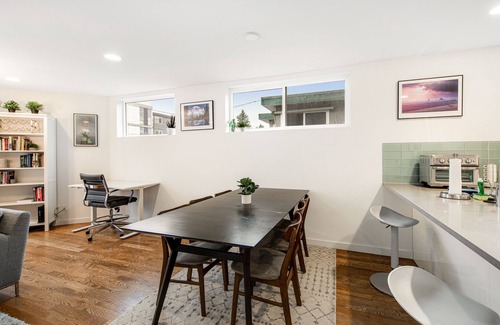 Fremont House | Corner Townhome with Rooftop Deck - Free WiFi & Washer/Dryer - Walker’s Paradise
