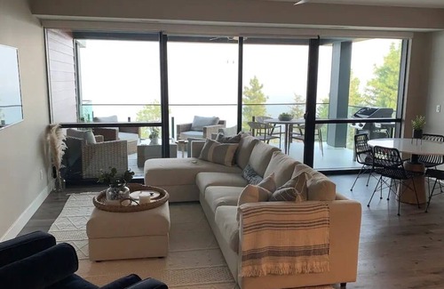 McKinley Condo | Corner unit, 1400 sq ft 2-bedroom lake-view condo with AC+Pool