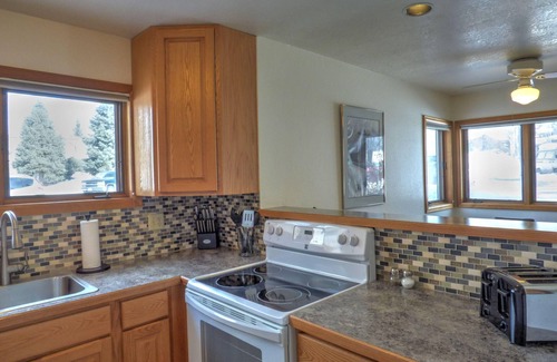 Steamboat Springs Condo | Corner Unitground Floor + Hot Tubspatio W/D in Unit