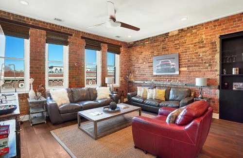 Historic District - North Apartment | Corner View Broughton St Condo with Elevator and Reserved Parking