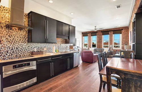 Historic District - North Condo | Corner View Broughton Penthouse with FREE Reserved Parking