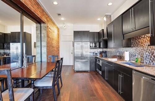 Historic District - North Condo | Corner View Broughton Penthouse with FREE Reserved Parking