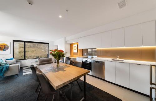Arthur's Point Apartment | Coronet Apartment, Complete comfort and views