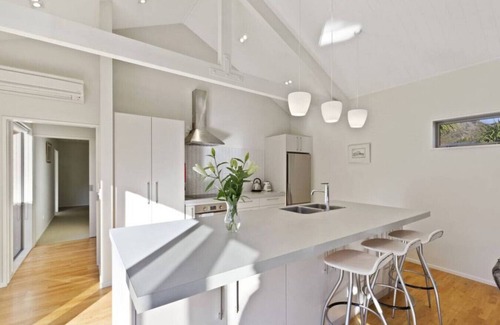Arthur's Point House | Coronet View - Family home with BBQ close to town