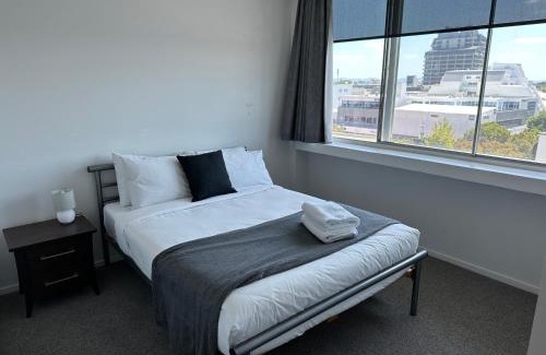 Hamilton Apartment | Corporate Accommodation - Modern CBD Apartment