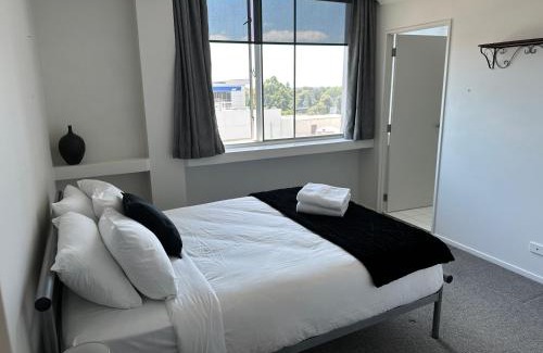 Hamilton Apartment | Corporate Accommodation - Modern CBD Apartment