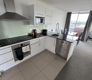 Hamilton Apartment | Corporate Accommodation - Modern CBD Apartment