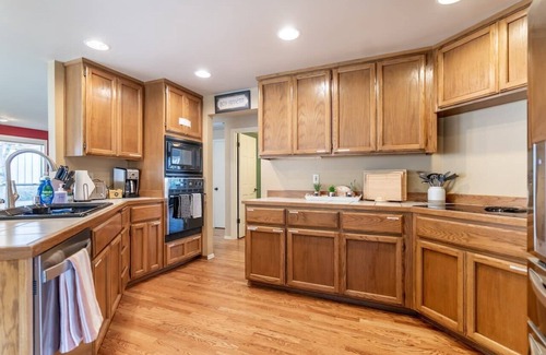 Inglewood House | Corporate Housing Charm near East Sammamish Park
