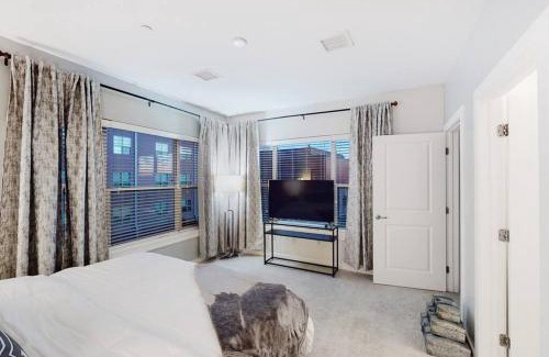 Malden Apartment | Corporate King and Queen Near Train # 304