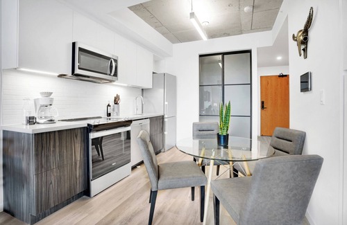 Byward Market - Parliament Hill Apartment | Corporate Stays - Stylish 1BR with Premium Amenities and Rooftop Terrace Access