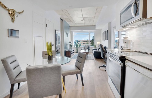 Byward Market - Parliament Hill Apartment | Corporate Stays - Stylish 1BR with Premium Amenities and Rooftop Terrace Access