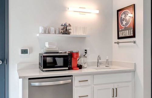 Donelson Apartment | Corporate Suite: Two Queen Edition