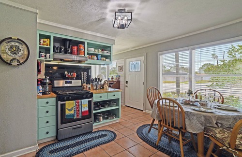 Bay Area House | Corpus Christi Home w/Grill, 3 Blocks to Bay!