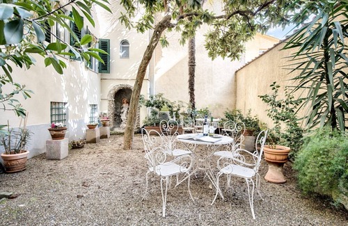 Santissima Annunziata Apartment | Corte al Duomo in Florence, a cozy apartment with garden by Mmega