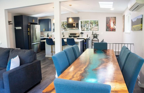 Hacienda House | Cosmo Retreat~Chic, FUN Escape in the Redwoods w/BocceBall/HotTub/Pup/WiFi/AC
