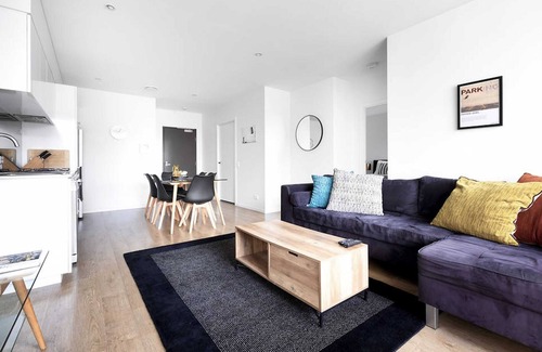 Carlton Apartment | Cosmo Stays- Peaceful 2BR Designer Apartment. Fabulous Location. Free Parking.