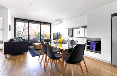 Carlton Apartment | Cosmo Stays- Peaceful 2BR Designer Apartment. Fabulous Location. Free Parking.