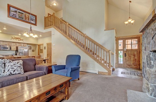 Breckenridge House | Cosmopolitan Decor + Spacious 3Br in Downtown Breck Sleeps 8