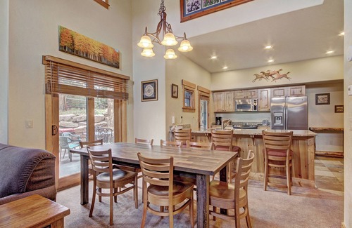 Breckenridge House | Cosmopolitan Decor + Spacious 3Br in Downtown Breck Sleeps 8
