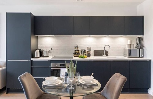 Clock House Apartment | Cosmopolitan Living: Upscale 1BR Gem in Beckenham