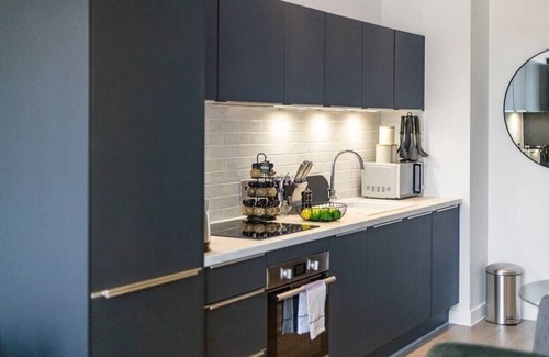 Clock House Apartment | Cosmopolitan Living: Upscale 1BR Gem in Beckenham