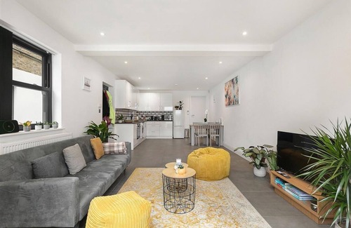 Southfields Apartment | Cosy 1 Bed Beauty with Private Outdoor