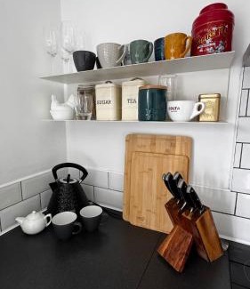 Kilgetty House | Cosy 1 Bed Cottage, Log Burner