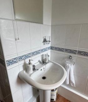 Kilgetty House | Cosy 1 Bed Cottage, Log Burner