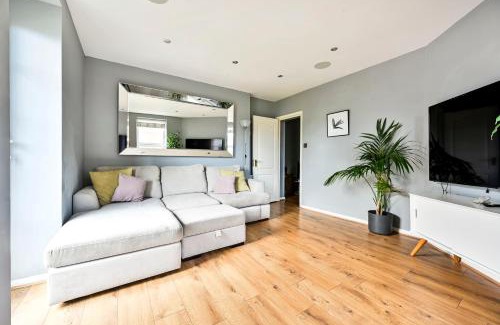 Canning Town North Apartment | Cosy 1-Bed E15, sleeps 4, 1 min from tube Station Near O2 Arena