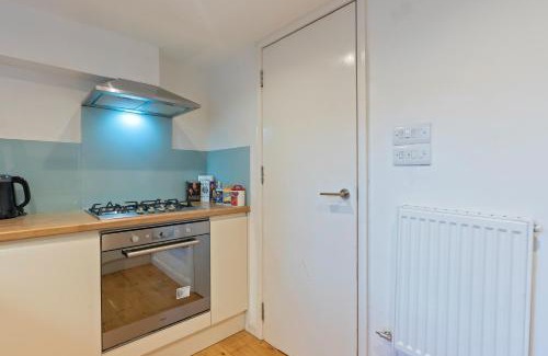 Haggerston Apartment | Cosy 1 BED w LOFT Sleeps 6 Close To Stations