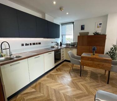 Askew Apartment | Cosy 1 bedroom apartment with balcony near Chiswick