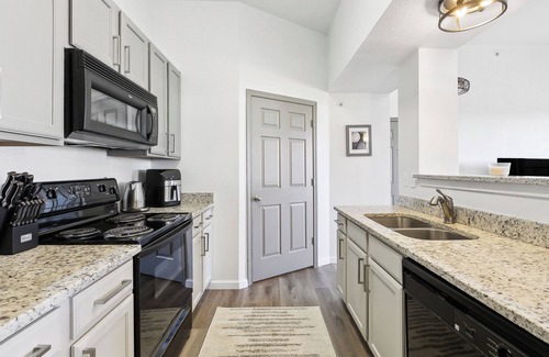 Mid City South Condo | Cosy 1-bedroom Condo Near LSU at the Reserve Cedar Lodge - Ready to move-in
