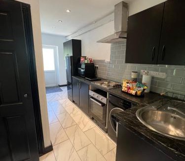 Brighton Apartment | Cosy 1 Bedroom House with Parking