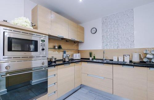 Cheetham Hill Apartment | Cosy 1Bedroom Apartment With Balcony, Sleeps 3, Prime Location, Long Term Disc
