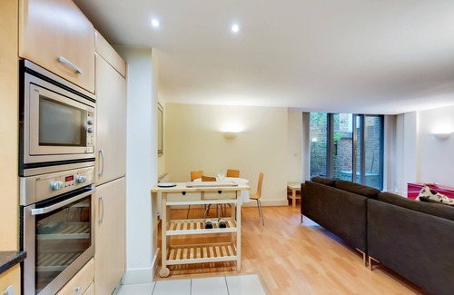King's Cross Apartment | Cosy 2 bed 2 bath apartment with garden near Kings Cross