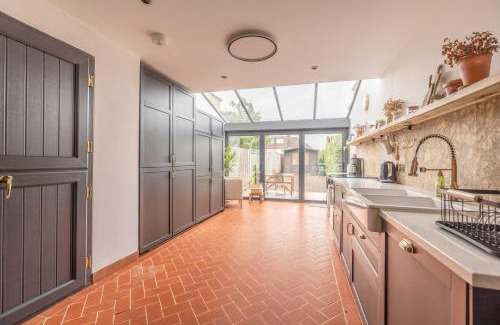 Windsor House | Cosy 2-Bed Cottage, close to Windsor and Legoland