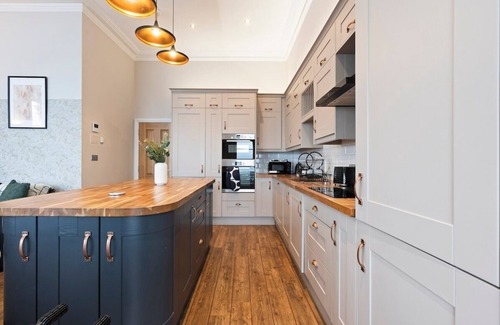 Worthing Apartment | Cosy 2 bed in Worthing - Sea Views - Balcony
