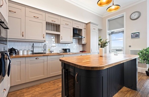Worthing Apartment | Cosy 2 bed in Worthing - Sea Views - Balcony