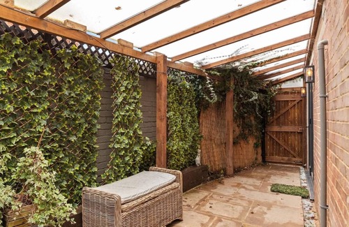 Potters Bar Apartment | Cosy 2 Bed self contained flat in tranquil area close to woods 40 mins to London