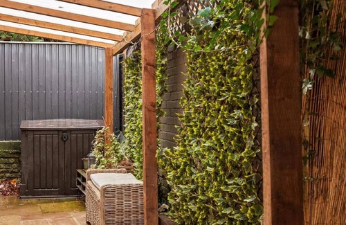 Potters Bar Apartment | Cosy 2 Bed self contained flat in tranquil area close to woods 40 mins to London