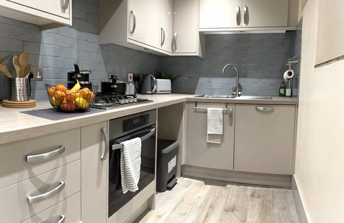 Stevenage Apartment | Cosy 2 Bedroom Apartment in Stevenage SG1 Hertfordshire Free Parking Sleeps 5