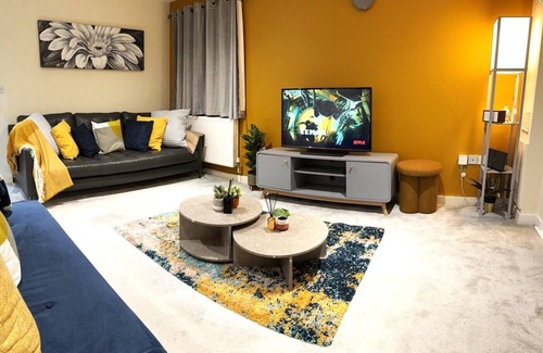 Stevenage Apartment | Cosy 2 Bedroom Apartment in Stevenage SG1 Hertfordshire Free Parking Sleeps 5