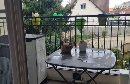 Le Blanc-Mesnil Apartment | Cosy 2-bedroom apartment, parking available and 20 minutes by train from central Paris.