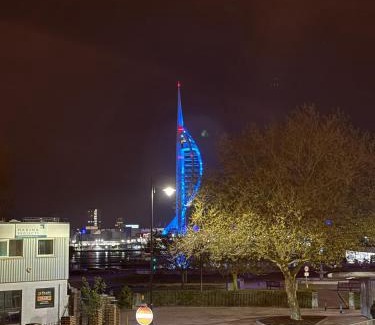 Gosport Apartment | Cosy 2 bedroom modern flat close to transport link
