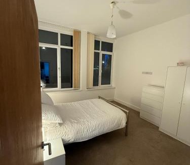 Gosport Apartment | Cosy 2 bedroom modern flat close to transport link