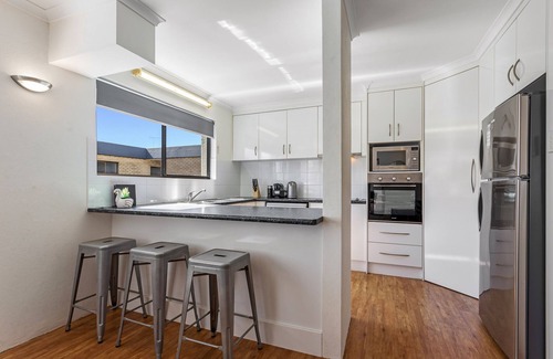 Maroochydore Apartment | Cosy 2-Bedroom Seaside Unit Steps from Beach