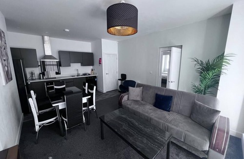 Salford Apartment | Cosy 2-BR Flat near Salford Royal with Parking